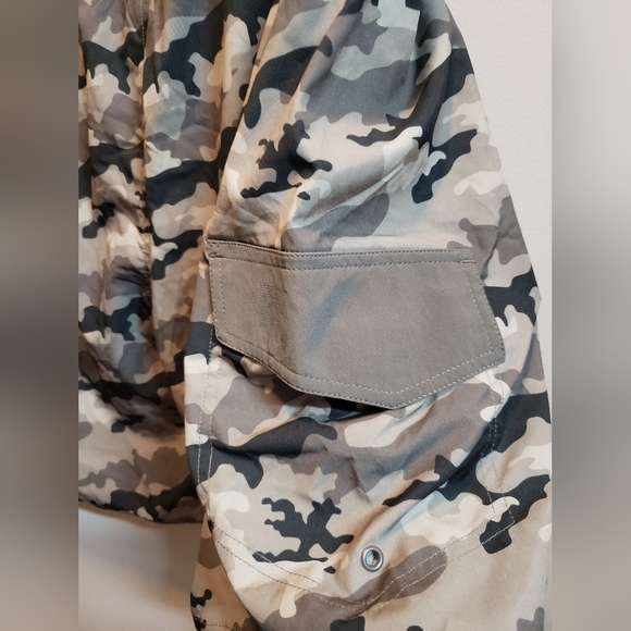 Laguna NWT Coastal Fit, Above the Knee Camo Swim Trunks - Picture 5 of 8